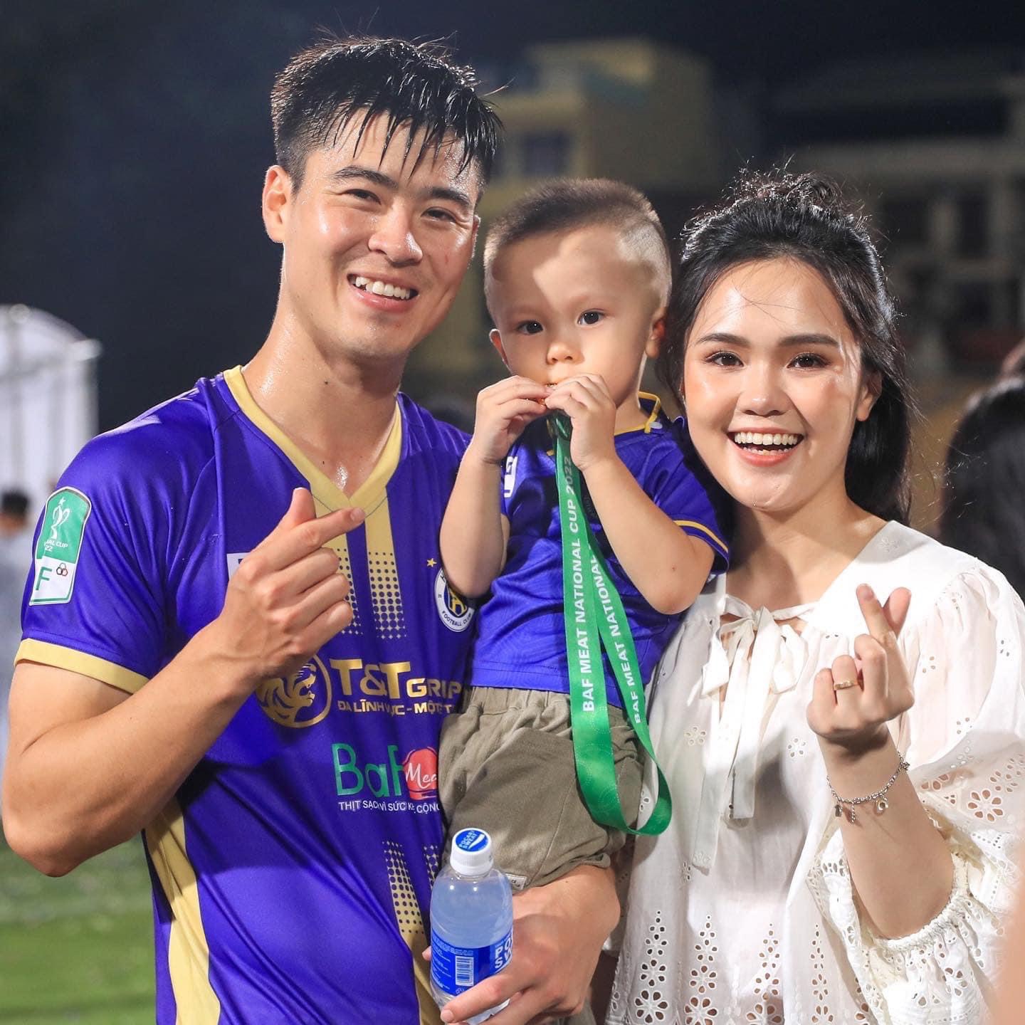 Các cầu thủ trẻ đã “lên chức” bố của bóng đá Việt Nam 