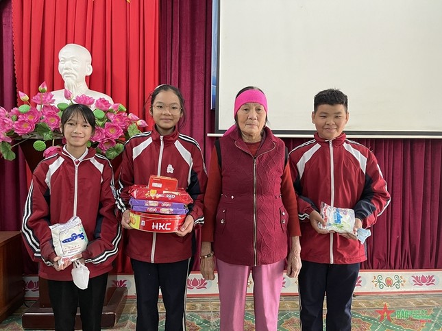 Hành động cứu người của 3 học sinh Trường THCS Bình Khê rất đáng trân trọng và cần được lan tỏa. Ba học sinh lớp 6 vật lộn giữa dòng nước lạnh giá để cứu cụ bà 83 tuổi