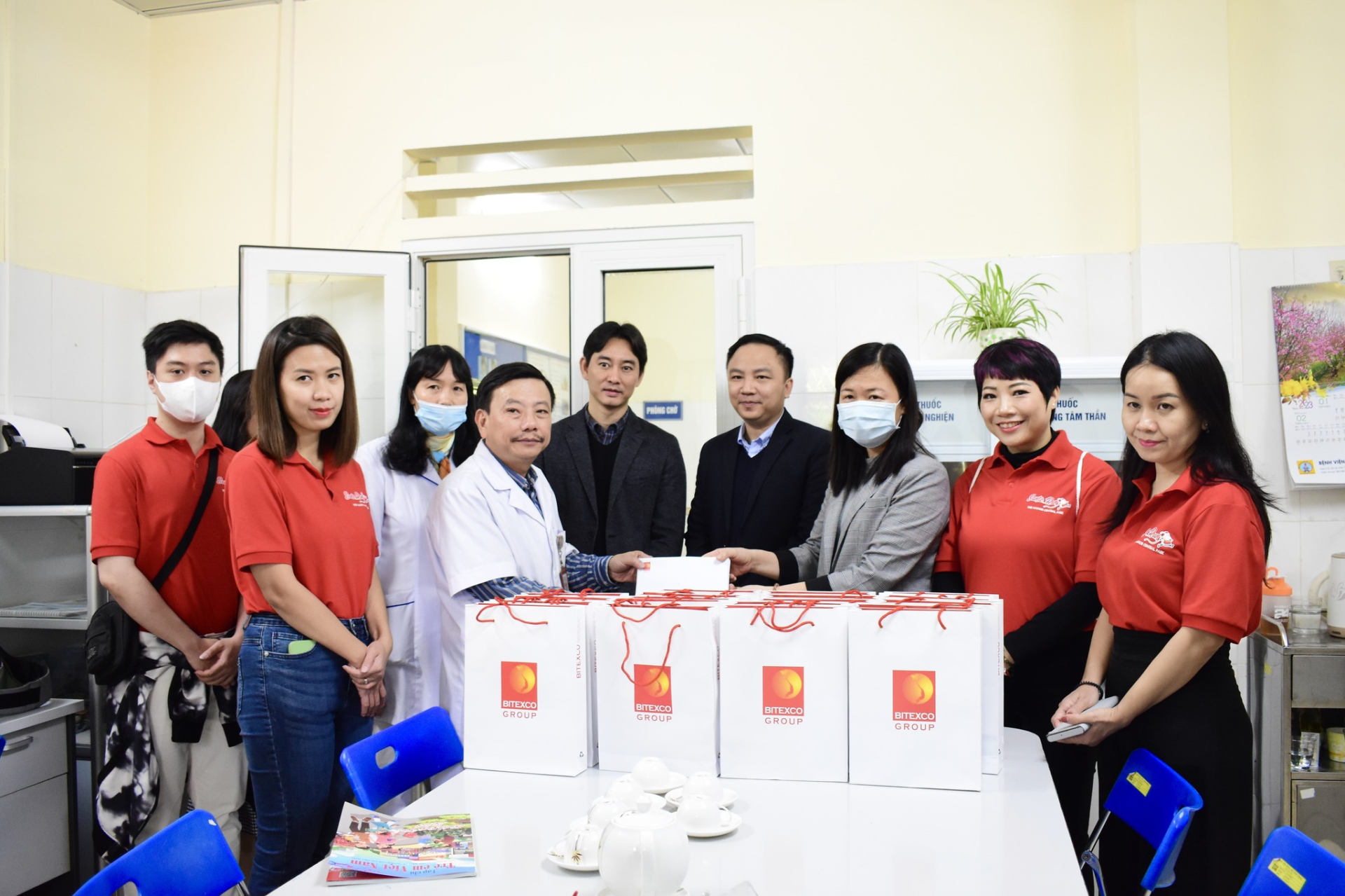 Tập đoàn Bitexco với sự phối hợp thực hiện của Tạp chí Trẻ em Việt Nam đã trao tặng 30 phần quà tới 30 em nhỏ tại Khoa Nhi, Bệnh viện Phục hồi chức năng Hà Nội (Ảnh: Ban Tổ chức). 323583693_645670680688171_1239538067344254081_n-231121