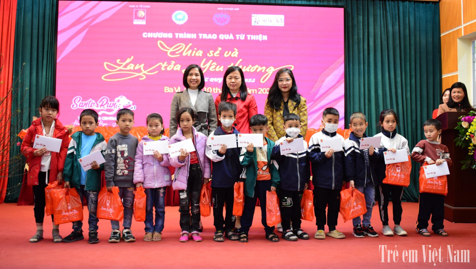 Những món quà đến với các em học sinh nhân dịp giáp Tết nguyên đán Quý Mão 2023 (Ảnh: Hà Chi). hanh-trinh-ket-noi-va-lan-toa-yeu-thuong-071139