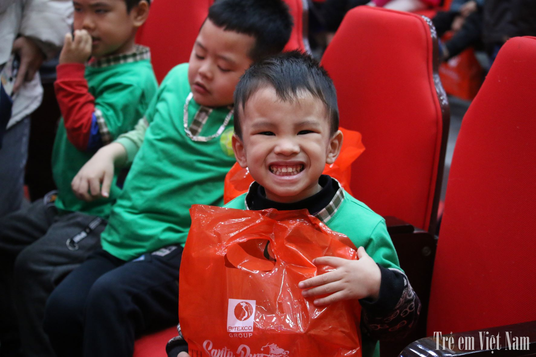 Các em nhỏ không thể giấu niềm vui sướng khi nhận được những phần quà từ các nhà hảo tâm (Ảnh: Hoài Linh). IMG_6782