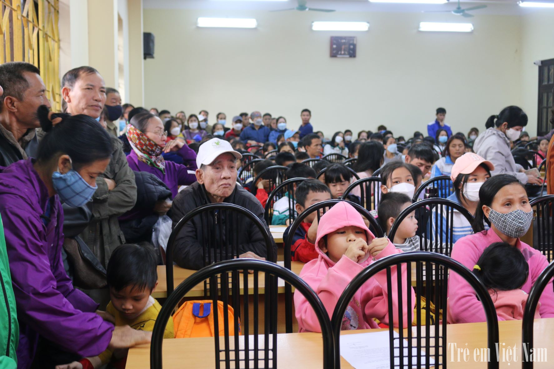 260 em học sinh cùng phụ huynh học sinh có mặt tại Trung tâm bồi dưỡng chính trị huyện Sóc Sơn để nhận phần quà yêu thương (Ảnh: Hà Chi). img_7030-162306