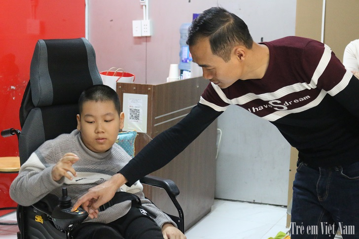 Khoảnh khắc xúc động khoảnh khắc cậu bé teo cơ tủy nhận chiếc xe lăn mơ ước từ Tập đoàn Bitexco dành tặng