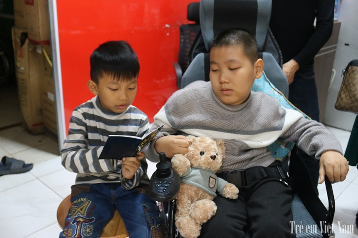 Khoảnh khắc xúc động khoảnh khắc cậu bé teo cơ tủy nhận chiếc xe lăn mơ ước từ Tập đoàn Bitexco dành tặng