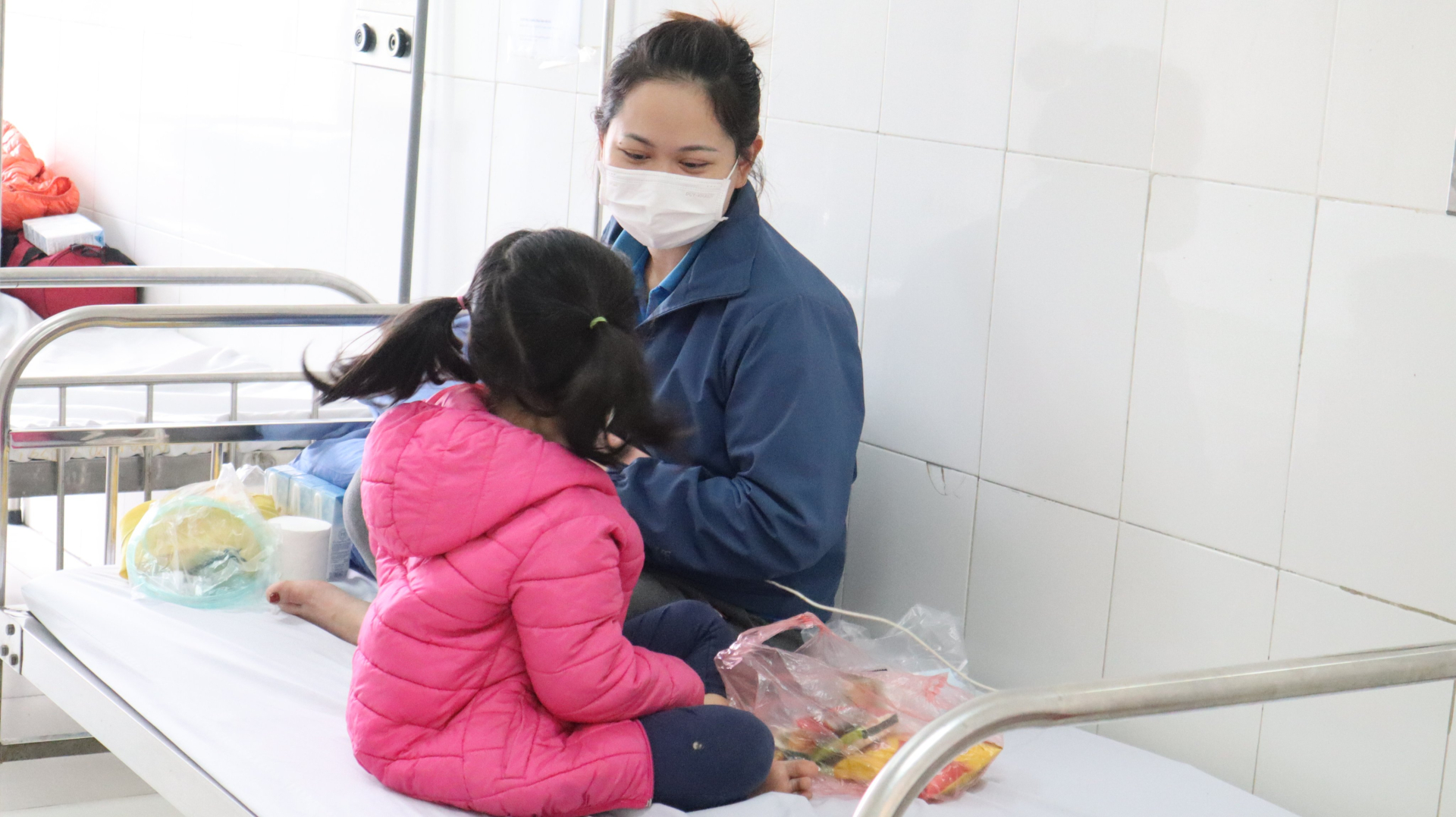 Bệnh nhi đang chữa trị tại Bệnh viện Đa khoa huyện Phú Xuyên (Ảnh: Huyền Nguyễn). Bác sĩ Trần Trí Bình, PGĐ Bệnh viện Đa khoa huyện Phú Xuyên: “Chúng ta làm tất cả vì đam mê, nhiệt huyết của mình mục đích để bệnh nhân khỏi bệnh”