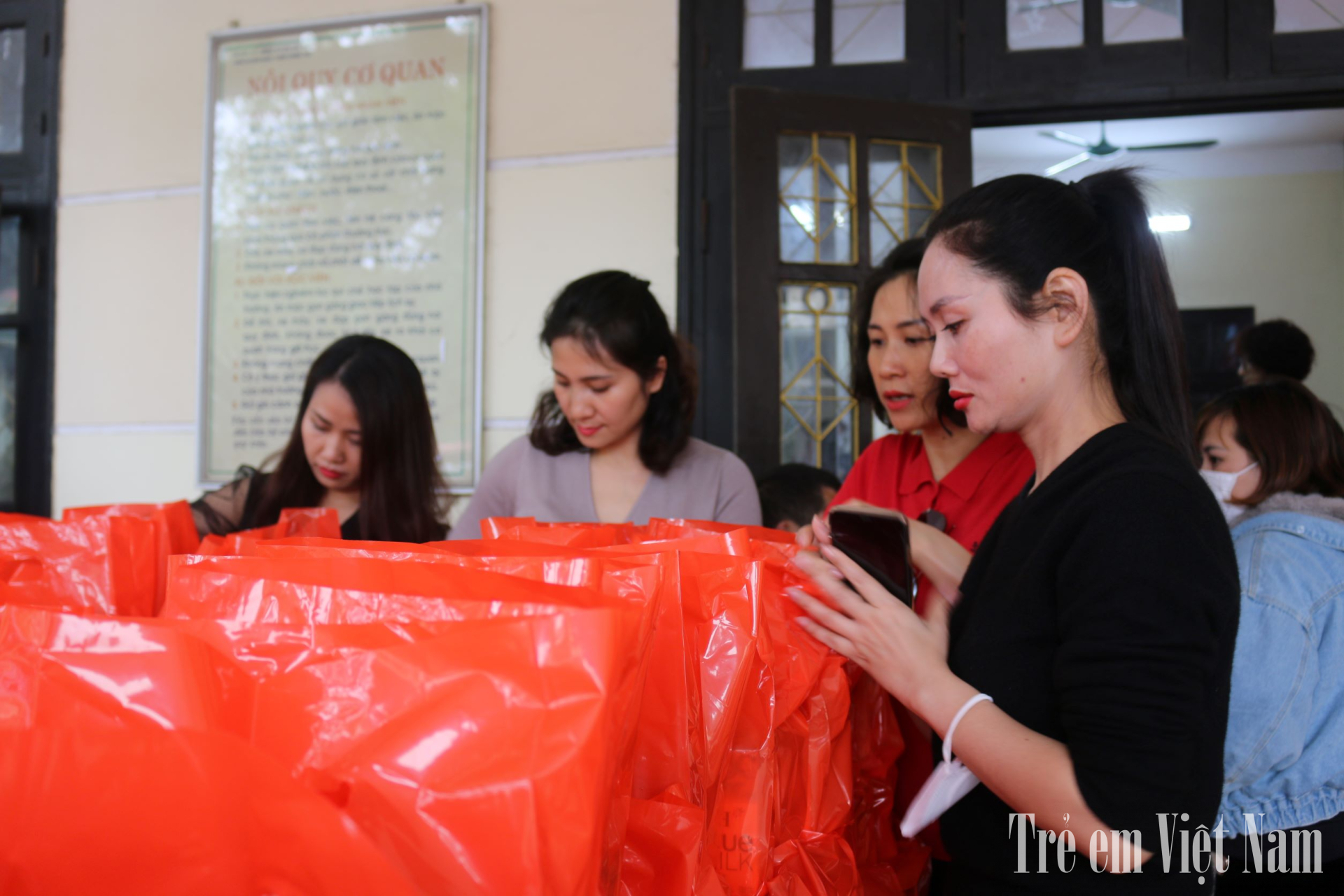 Hình ảnh Ban Tổ chức chuẩn bị các suất quà dành tặng trẻ em nghèo huyện Sóc Sơn (Ảnh: Hà Chi). IMG_6951
