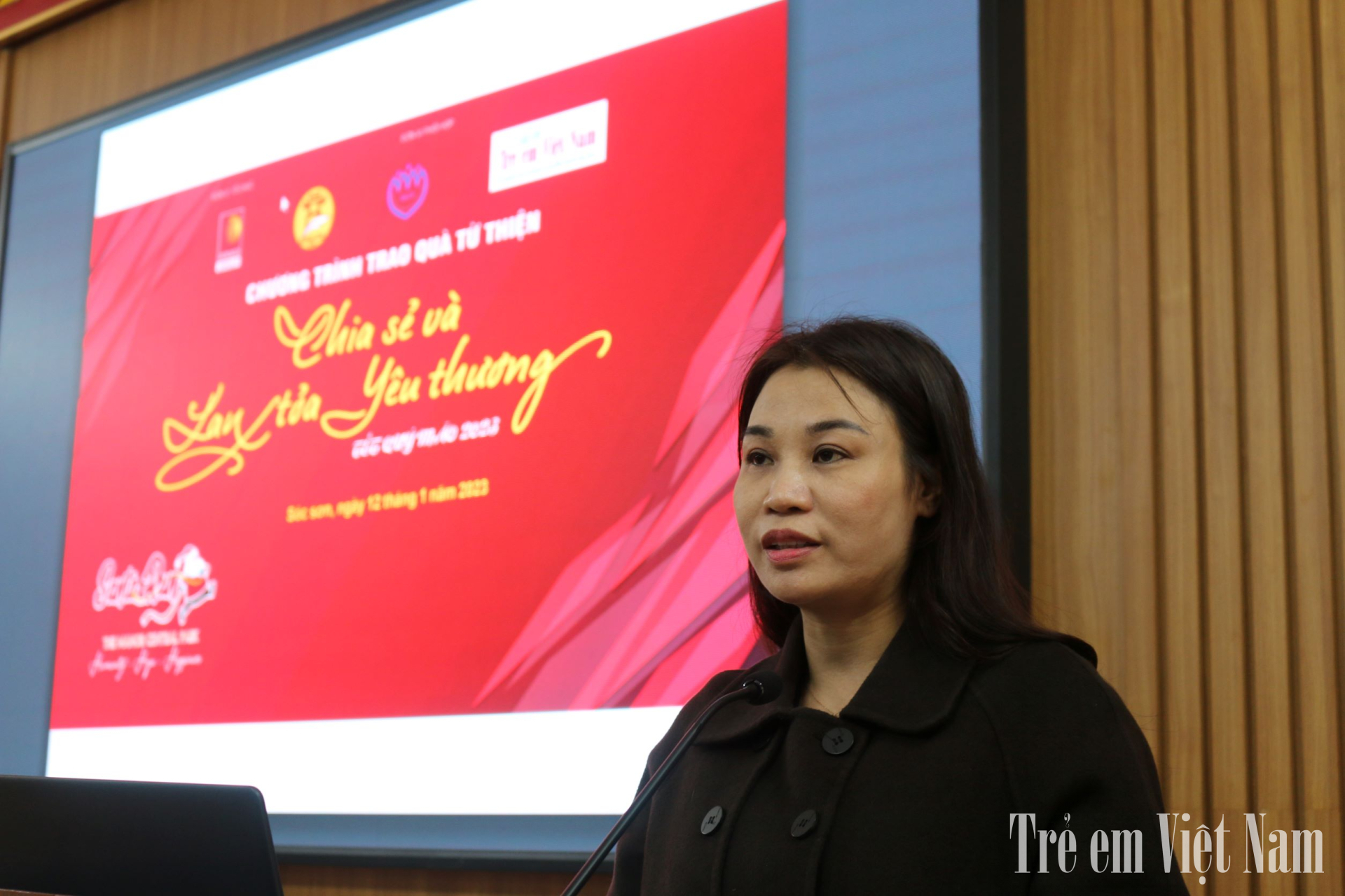 Bà Trần Thị Thanh Huế - Huyện ủy viên, Trưởng phòng Giáo dục và Đào tạo huyện Sóc Sơn, gửi lời cảm ơn tới Ban Tổ chức và các đơn vị phối hợp (Ảnh: Hà Chi). IMG_7134