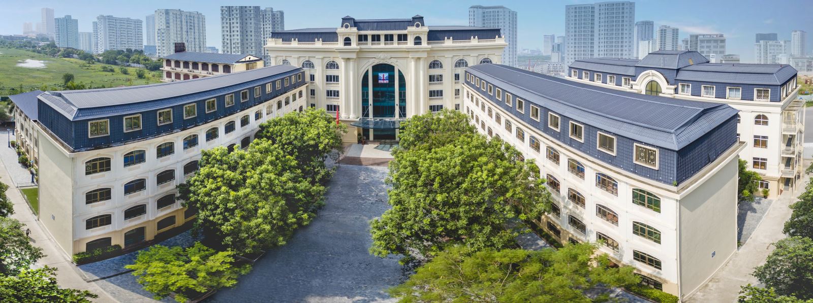 Riêng lớp 9, trường ưu tiên tuyển học sinh lớp 8 của trường, chỉ tuyển học sinh trường khác khi có chỉ tiêu. Các em cần vượt qua bài kiểm tra Toán, Ngữ văn và Tiếng Anh, làm thêm bài kiểm tra Khoa học hoặc thuyết trình, tùy theo khối Khoa học hay khối Kinh tế xã hội (Ảnh: Trường Tiểu học, THCS và THPT Nguyễn Siêu). truongNguyenSieu