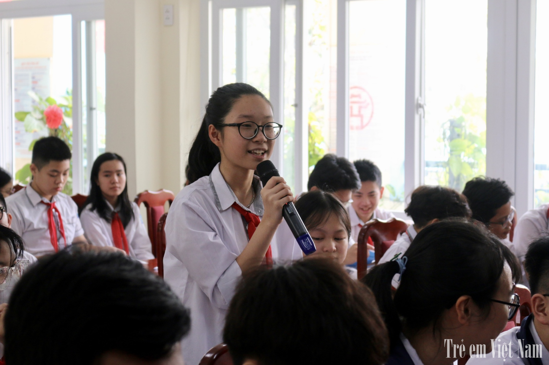 Em Nguyễn Minh Châu (học sinh lớp 9, trường THCS Lương Yên) cho biết, cảm thấy vô cùng vinh dự vì được tham gia chương trình ngày hôm nay. Cùng với đó, em bày tỏ mong muốn sẽ được phổ biến và hiểu rõ hơn về dự thảo này (Ảnh: Hoài Linh). học sinh trường THCS Lương Yên