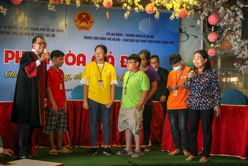 Các LS giao lưu cùng các em nhỏ sau khi phiên tòa kết thúc. Ảnh: DƯƠNG HOÀNG giaoluu-4654