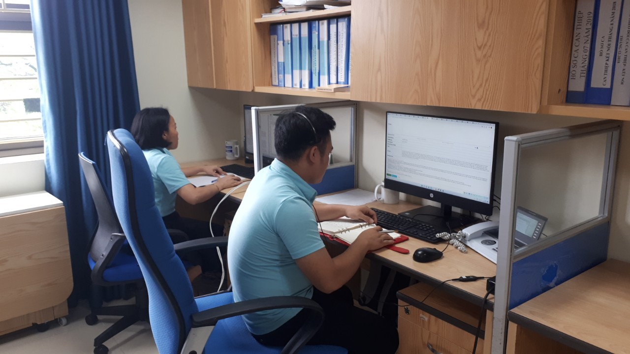 Chuyên viên tư vấn Tổng đài liên hệ các cơ quan chức năng để hỗ trợ trẻ em bị xâm hại. khongianmangtongdai111-2