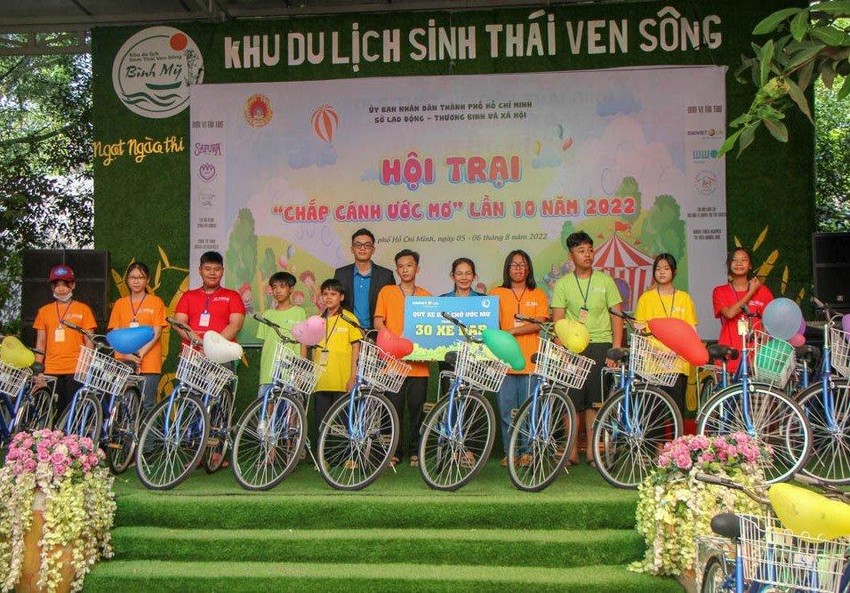 Trước đó các em nhỏ đã tham gia phần trao tặng quà, học bổng tại buổi khai mạc của Hội trại “Chấp cánh ước mơ” ngày 5-6. Ảnh: DƯƠNG HOÀNG tang-qua-1548