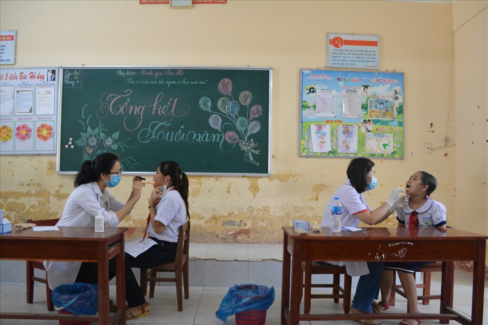 Các em nhỏ được khám mắt và tư vấn sức khoẻ. Ảnh: laodong.vn DSC_3811