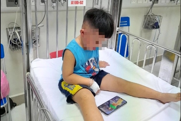 Cháu bé đang điều trị tại Bệnh viện Nhi Trung ương. Ảnh: vietnamnet anh-dai-dien-312