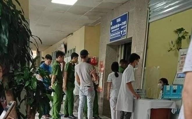 Lực lượng Công an có mặt tại bệnh viện để điều tra vụ việc. Ảnh: CQĐT cung cấp. bat-coc-tre