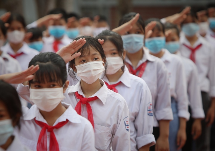 Học sinh chào cờ đầu năm học mới. (Ảnh minh hoạ: TTXVN) tuu-truong
