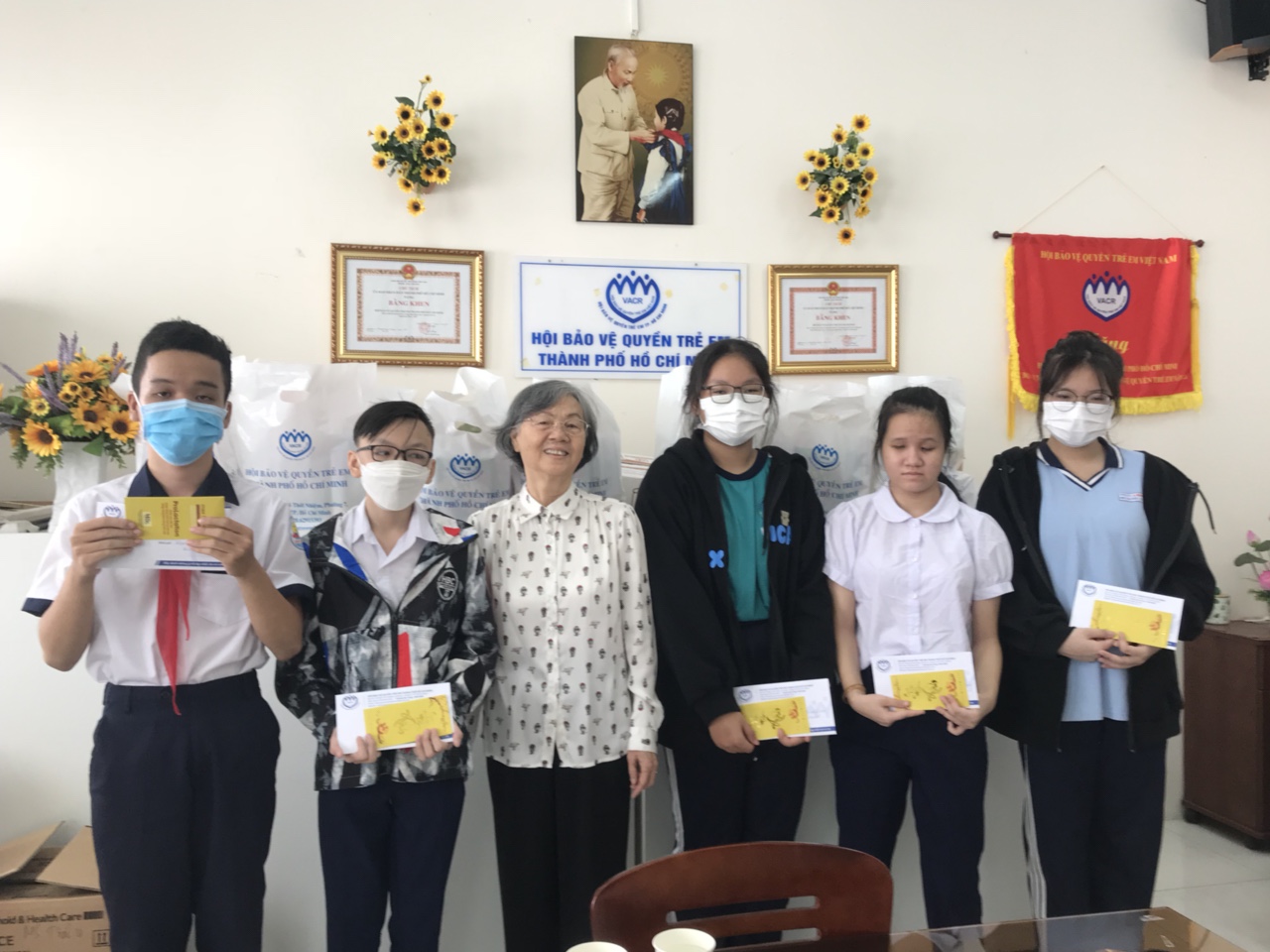 Bà Nguyễn Thị Nghĩa trao học bổng cho học sinh vượt khó z3686067844763_443a717adcz3686067844763_443a717adc