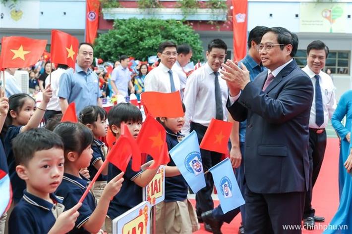 Thủ tướng Phạm Minh Chính đánh trống khai giảng năm học mới 2022-2023. Ảnh: Báo điện tử Chính phủ anh-bia