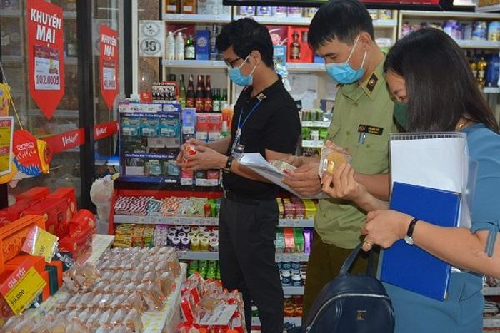 Cục An toàn thực phẩm, Bộ Y tế đề nghị các Sở Y tế, các Ban quản lý An toàn thực phẩm tăng cường kiểm tra an toàn thực phẩm, nhất là bánh trung thu. Ảnh: VGP kiem-tra-banh-trung-thu7-1661399807676837931621-6470