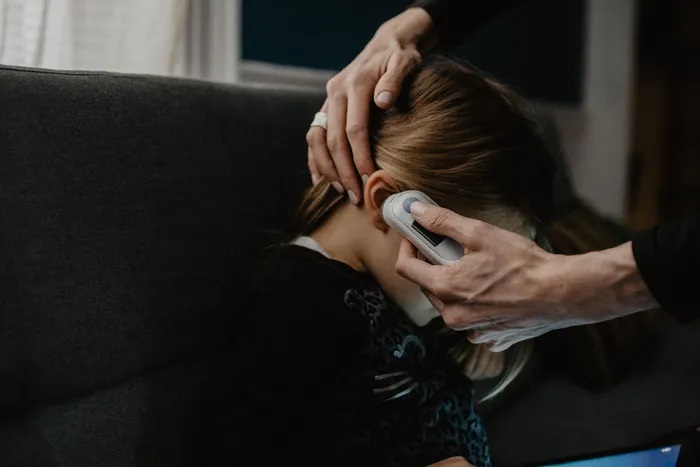Phụ huynh có thể phát hiện trẻ mắc bệnh tai mũi họng từ sớm qua nhiều dấu hiệu như ngạt mũi, chảy mũi, đau tai... Ảnh minh họa: kelly_sikkema. 308aa5837bc1929fcbd0