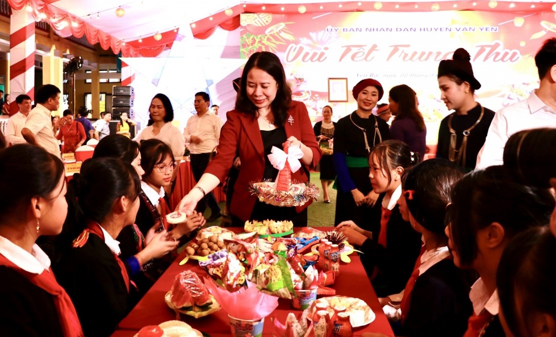 Phó Chủ tịch nước Võ Thị Ánh Xuân phát quà Trung thu cho các học sinh. Ảnh: Moitruongdothi yenbai