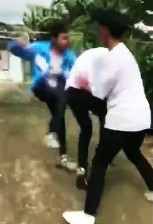 Anh: N.Q.Kh bị đánh hội đồng. Ảnh cắt từ clip hoc-duong-1