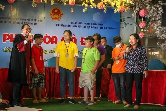 Sau mỗi phiên tòa giả định, các học sinh còn được luật sư giải đáp thắc mắc về kiến thức pháp luật 2