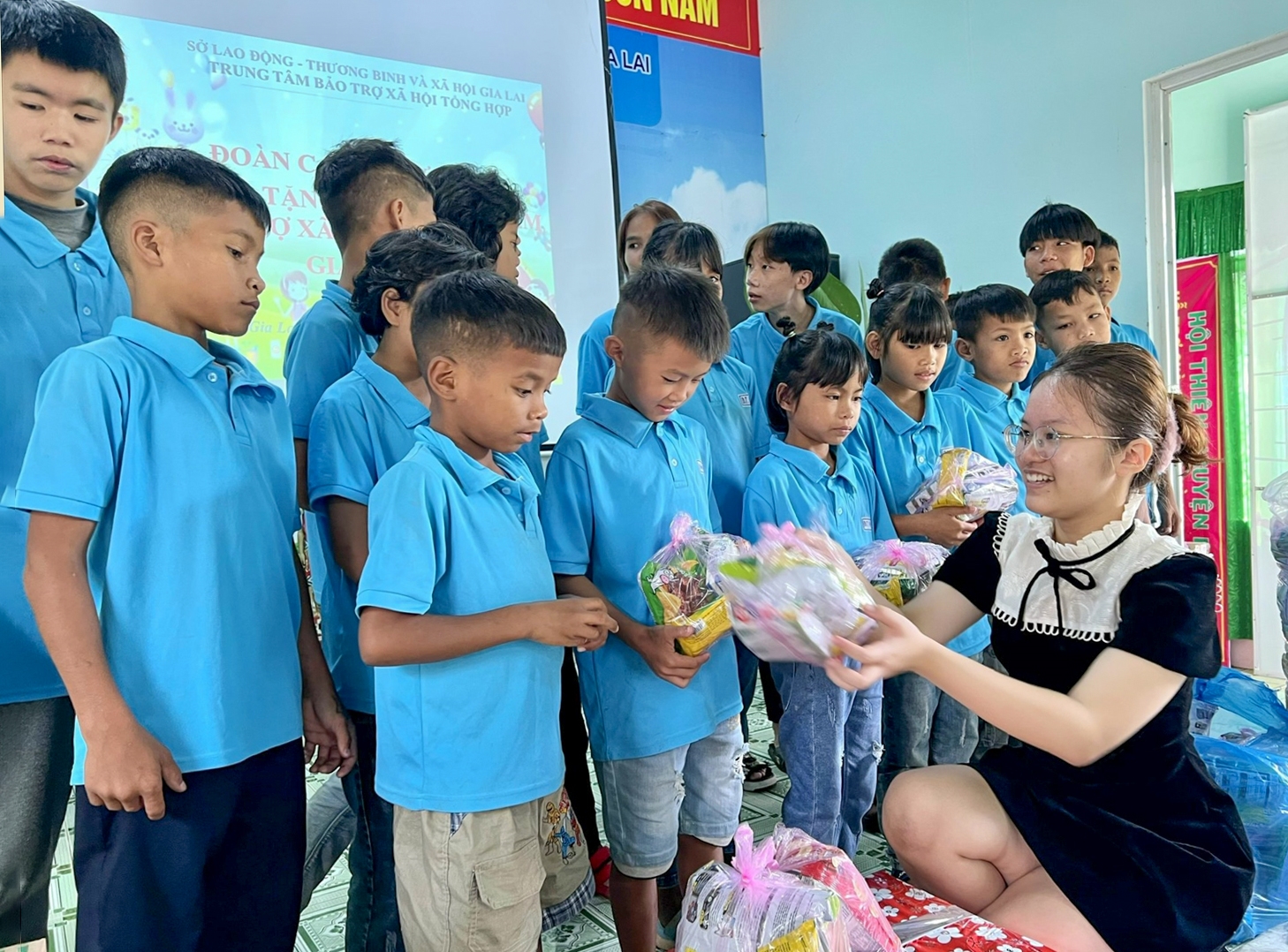 Nhiều nhà hảo tâm cũng đã thường xuyên đến thăm hỏi, động viên trẻ em DTTS ở các Trung tâm 2