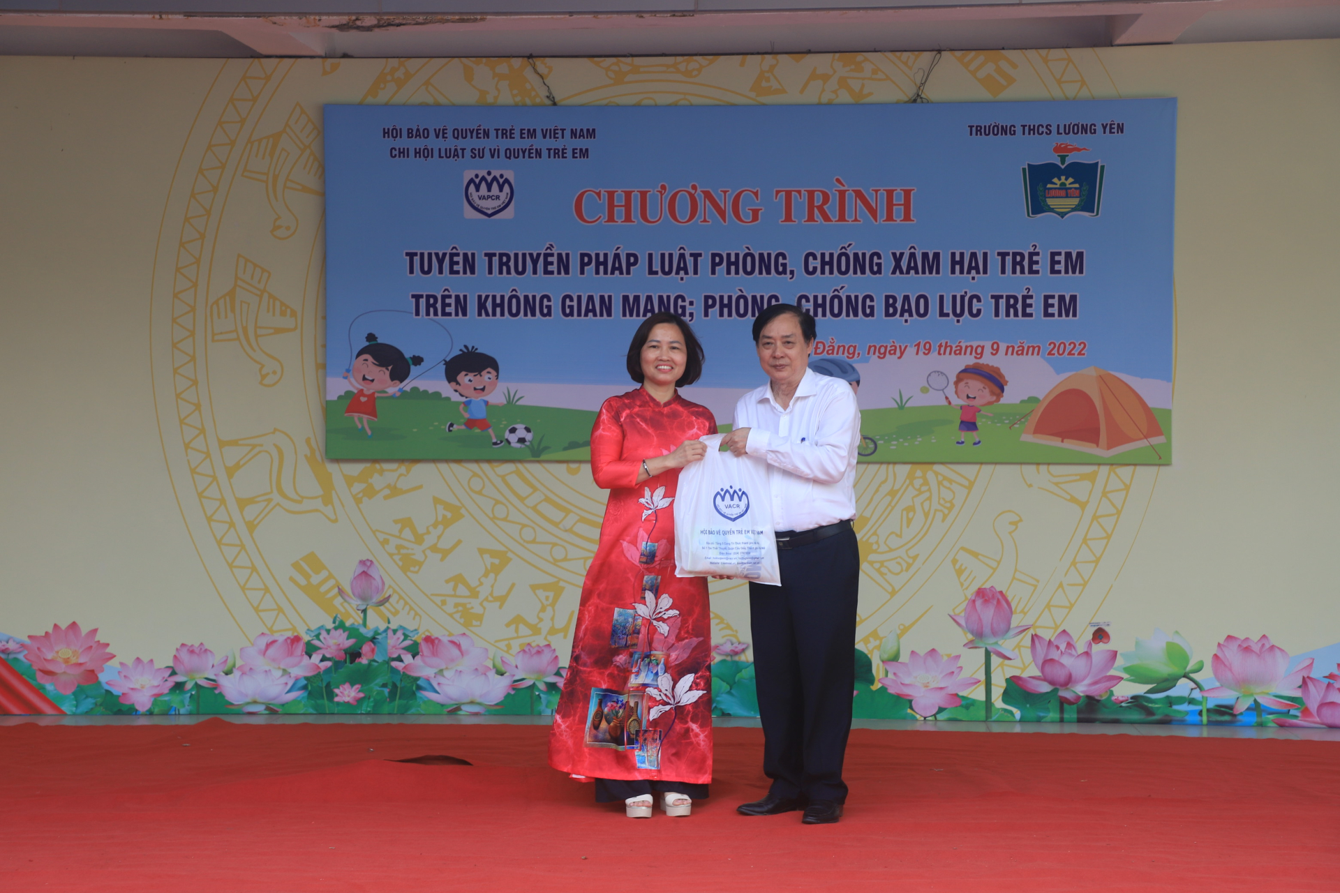 Ông Hà Đình Bốn - Phó Chủ tịch Hội Bảo vệ quyền trẻ em Việt Nam trao quà lưu niệm của Hội tặng Trường THCS Lương Yên. Ảnh: Quang Hùng IMG_7014