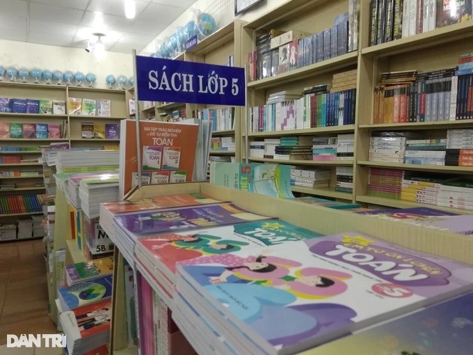 Nhiều phụ huynh ở Hà Nội vẫn phải chạy đôn chạy đáo tìm mua sách giáo khoa dù vào học hơn nửa tháng (Ảnh: M.H). 1