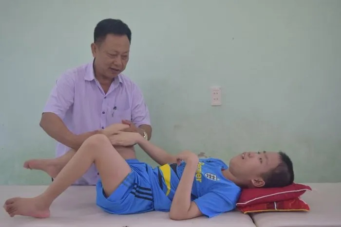 Hơn 20 năm gắn bó với trẻ khuyết tật, ông Chiến đã mang lại những hi vọng và thay đổi tích cực cho những đứa trẻ. 6c361957de15374b6e04