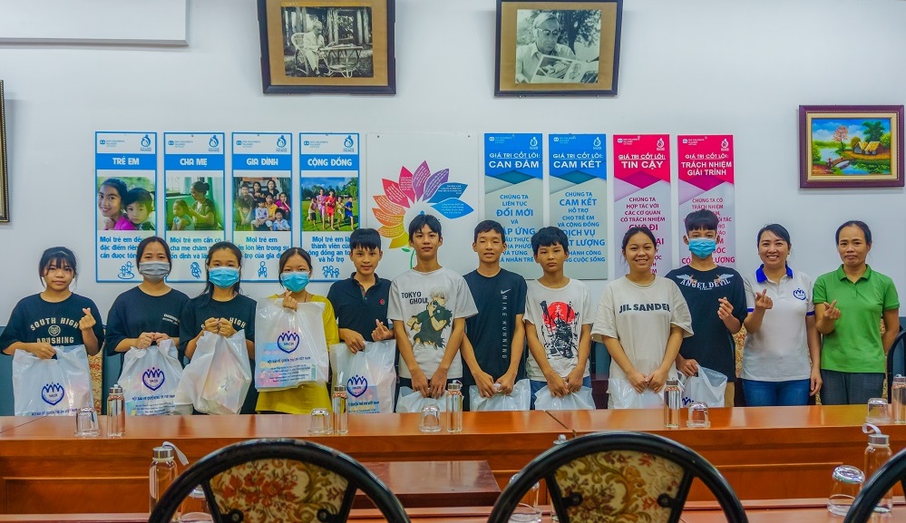 Hôi Bảo vệ quyền trẻ em VN trao quà cho các em Làng trẻ SOS tham gia buổi tham vấn. 4
