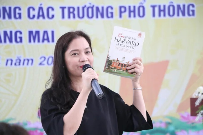Diễn giả Kim Thoa trong một buổi giao lưu chủ đề đọc sách 1
