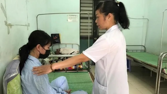 Tiến sĩ, bác sĩ Trần Thị Hồng Thu, Phó Giám đốc Bệnh viện Tâm thần Ban ngày Mai Hương thăm khám cho bệnh nhân trầm cảm sau sinh. 2
