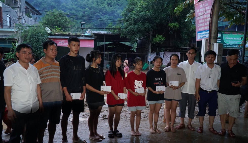 Ngành giáo dục hỗ trợ những em học sinh Trường THPT Kỳ Sơn đang ở trọ, bị lũ cuốn trôi hết tài sản, sách vở, quần áo... Ảnh: giaoducthoidai 9860-1664764132-na-1