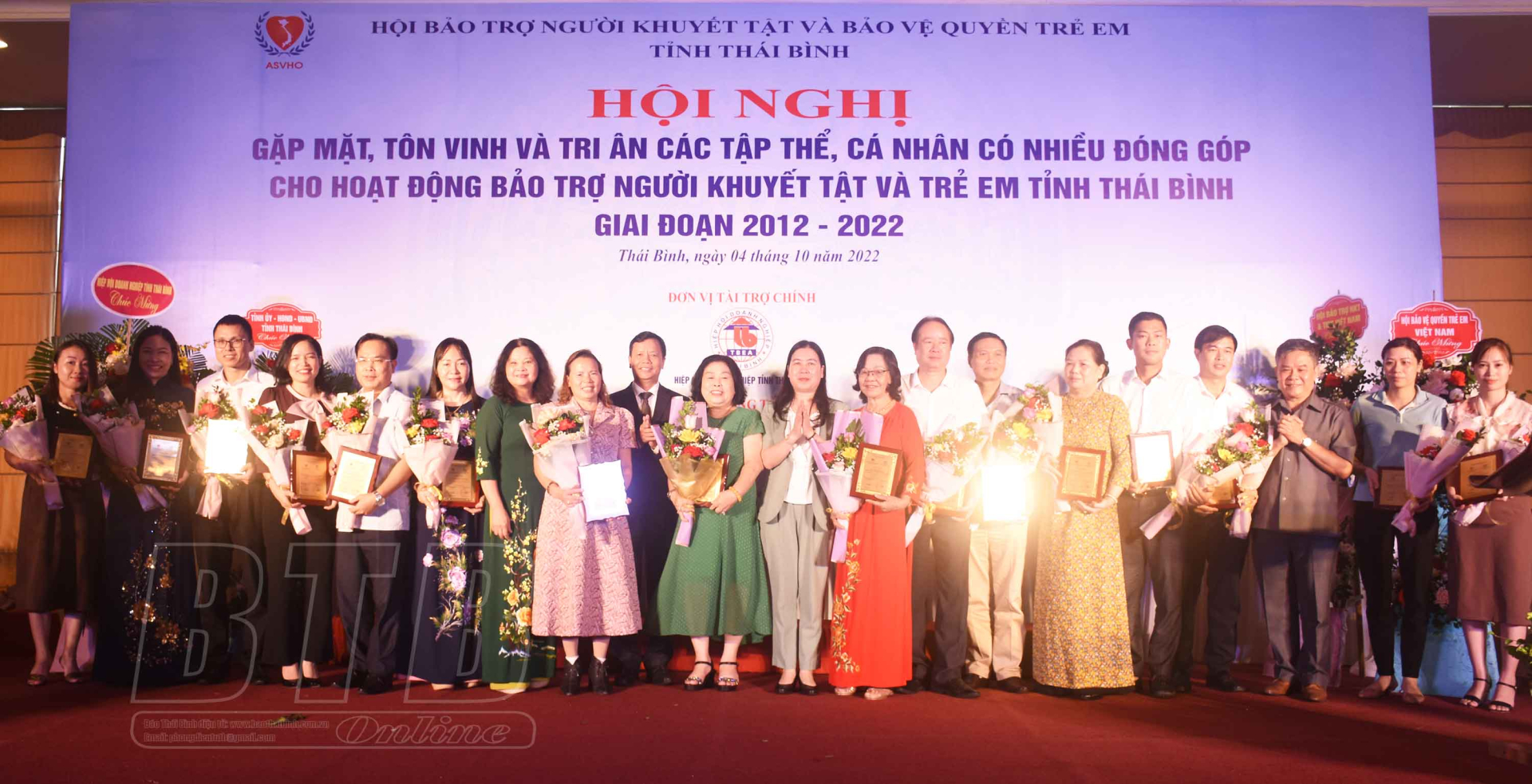 Các đồng chí: Nguyễn Trọng Đàm, Chủ tịch Hội Bảo trợ người khuyết tật và Trẻ mồ côi Việt Nam; Trần Thị Bích Hằng, Tỉnh ủy viên, Phó Chủ tịch UBND tặng bằng tôn vinh cho các tập thể và cá nhân có thành tích xuất sắc cho hoạt động từ thiện, nhân đạo. dcdam_15065304102022