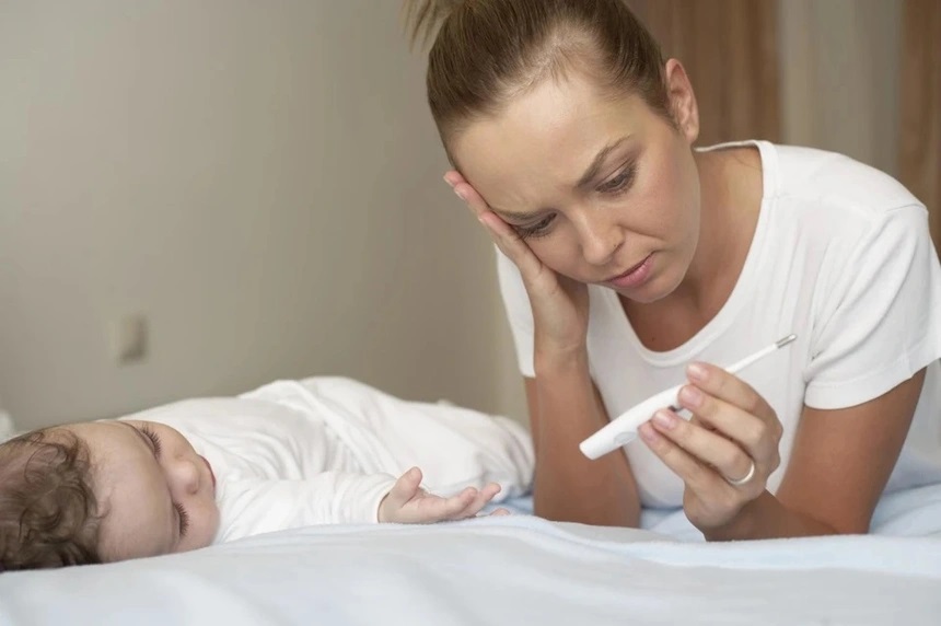 Một trong những nguyên nhân khiến bé sốt cao khó hạ chính là mất nước. Ảnh: Kp.md. wr_960