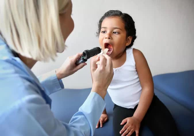 Cần cho trẻ thăm khám bác sĩ khi đau họng kèm theo các triệu chứng bất thường hoặc đau họng kéo dài (Ảnh: Internet) 145897359-56a6fcfc3df78cf772914cbc-16648484322381394021057-1664934461129-16649344612051635385472