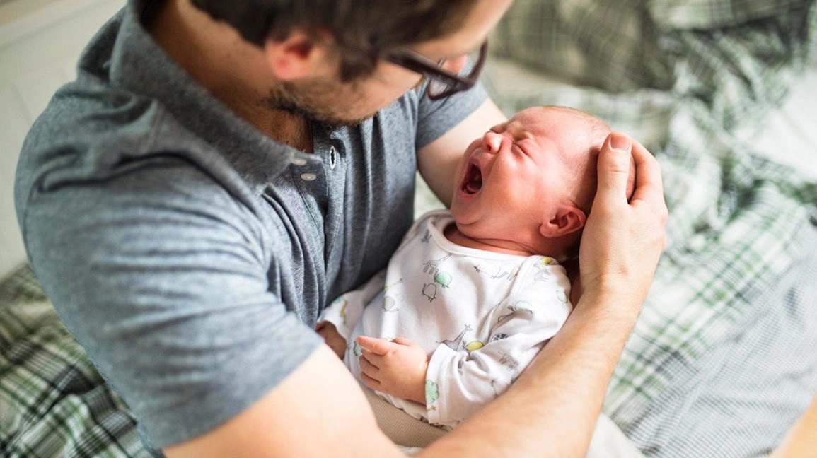 Làm gì để đối phó với đau họng ở trẻ? (Ảnh: Internet) babyfathercryinginfant-1296x728-header-1296x728-1664873706583661669637-1664934457379-1664934457451560389532