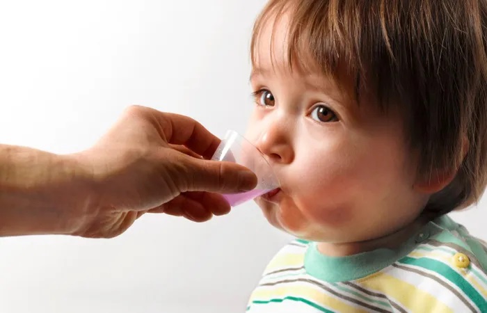Bù nước là nhiệm vụ quan trọng khi trẻ nôn. Ảnh minh họa: Pediatrics of Florence. e553f738cb75222b7b64