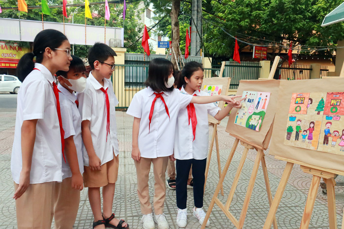 Học sinh tham quan triển lãm tranh về phòng, chống bạo lực, xâm hại trẻ em tại buổi truyền thông. Ảnh: hanoimoi tre-em