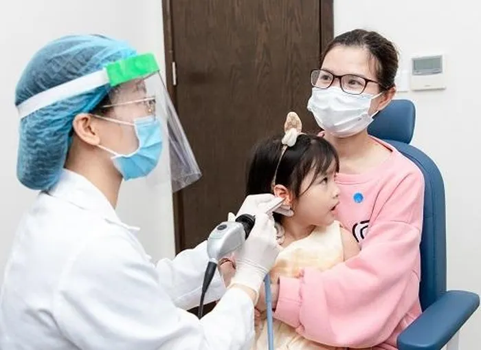 Viêm tai ứ dịch có thể bị bội nhiễm gây biến chứng viêm tai giữa ứ mủ mạn tính, gây thủng màng tai, ứ dịch kéo dài. Ảnh minh họa. 2