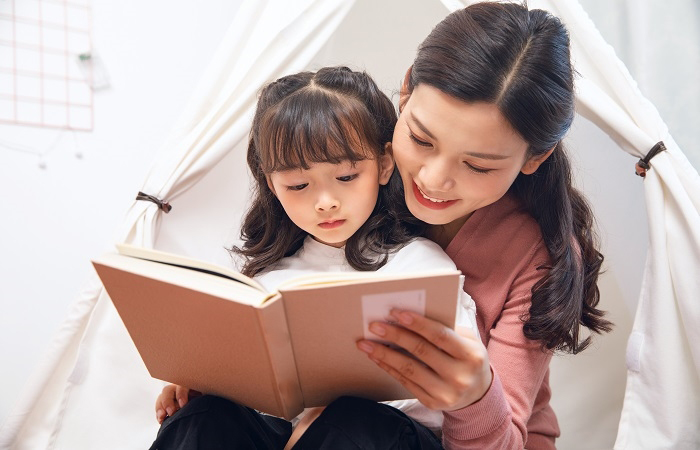 lovepikcom-501315848-mom-with-little-girl-reading-16664660913091134450111