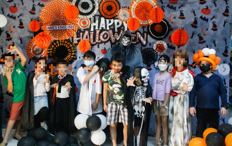 Hình ảnh có phần kinh dị này xuất hiện lễ hội Halloween của một Trung tâm Anh ngữ ở Huế năm 2021. ẢNH CHỤP MÀN HÌNH FACEBOOK le-hoi-halloween-2-6575