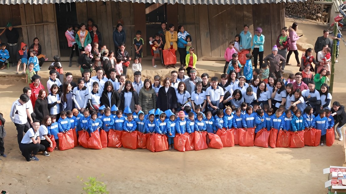 Chương trình tình nguyện của thầy cô và sinh viên Viện Ngân hàng - Tài chính trường Đại học Kinh tế Quốc dân tại xã Pù Nhi, huyện Mường Lát, tỉnh Thanh Hoá. nh số 1