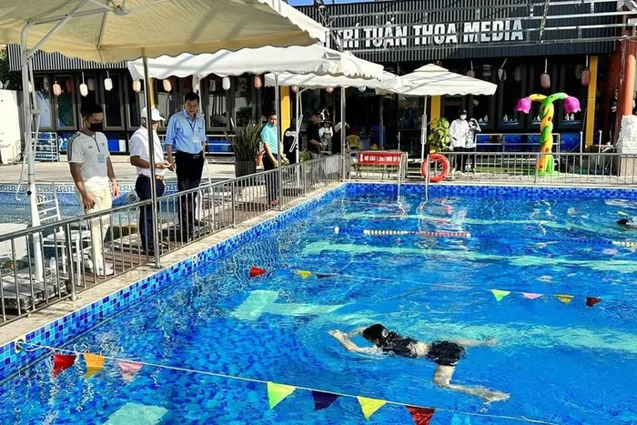 Trường THPT Kiến Thụy đưa môn bơi lội vào chương trình giảng dạy. boi-loi
