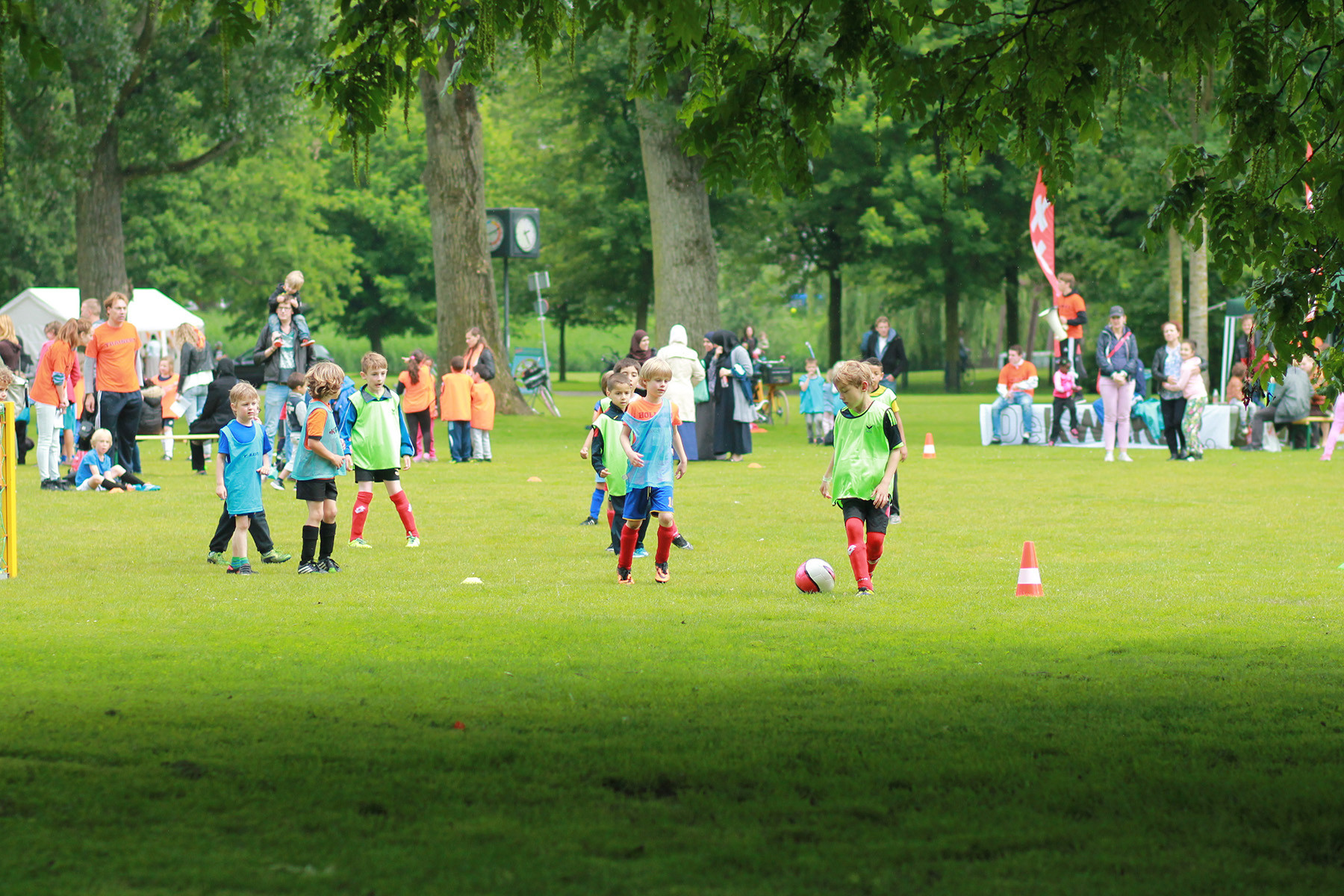 Chiều thứ 4 hàng tuần được thiết kế cho các hoạt động ngoại khóa. Ảnh: Expatica schoolchildren-playing-football-amsterdam-1227