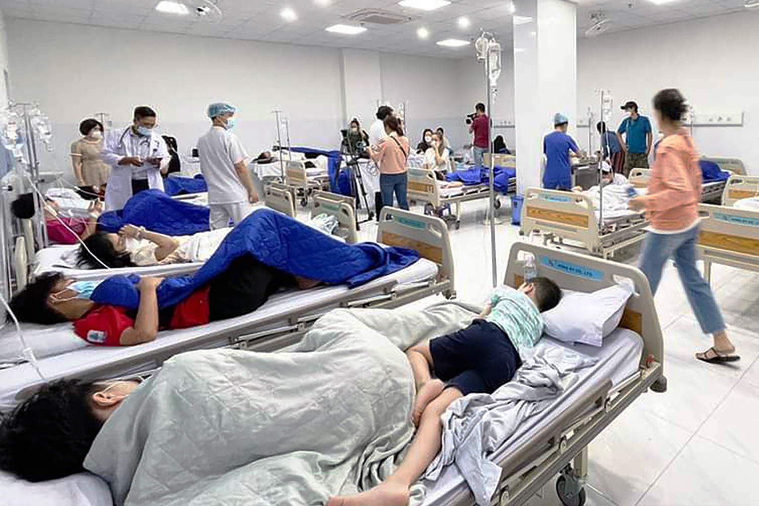 Học sinh trường Ischool Nha Trang tại bệnh viện 22-12. Ảnh do bệnh viện cung cấp/Vietnamnet hocsinhngodocnhatrang-1-1247-090804