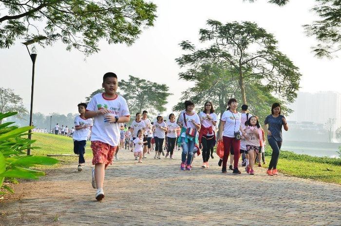 Nhiều người dân tham gia hoạt động chạy bộ gây quỹ từ chương trình “Chạy vì trái tim”. Ảnh: BTCCC chay-vi-trai-tim