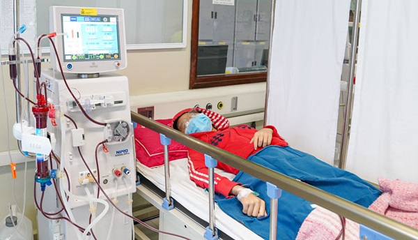 Bệnh nhi được chạy thận nhân tạo ngay trong đêm nhập viện. Ảnh: BVCC thuoc-nam-1